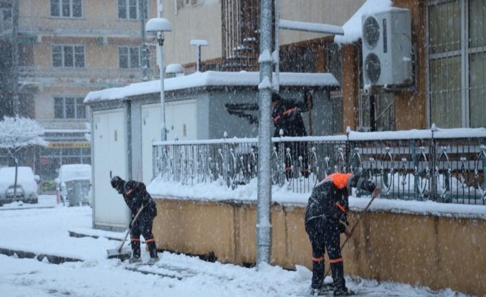 Oltu’da kar kalınlığı 15 santimetreyi aştı