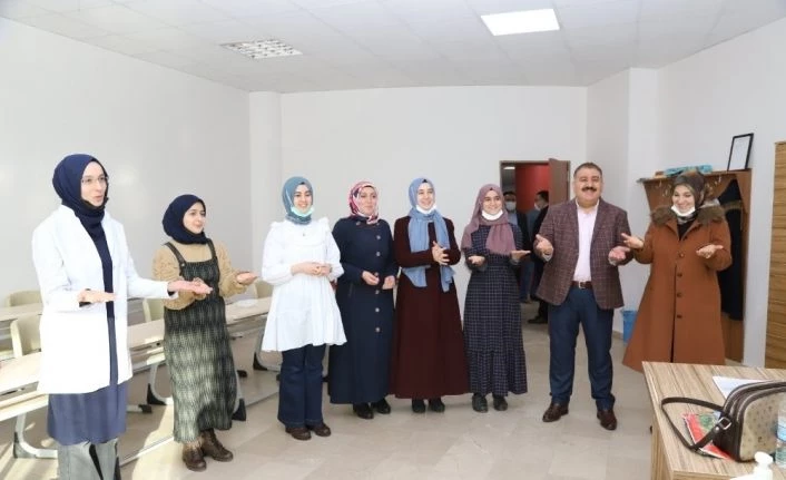 Palandöken Belediyesi kursiyerlerinden Cumhurbaşkanı Erdoğan’a işaret diliyle ‘Seni Seviyoruz’ mesajı
