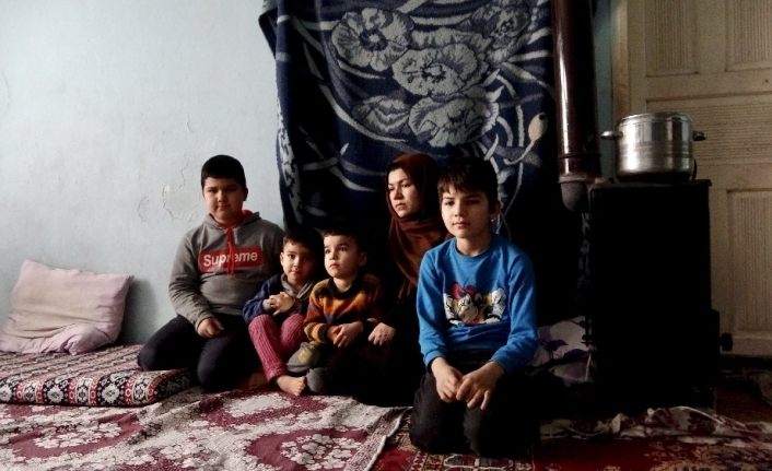 Savaştan kaçarken eşi kaybolan Afgan kadın, çocuklarıyla yaşadığı yıkık dökük evde yaşam mücadelesi veriyor