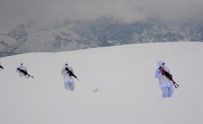 Şenyayla’yı teröristlere dar eden kahramanlar, dondurucu soğukta vatan nöbeti tutuyor