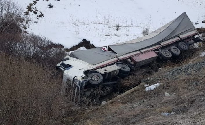 Sürücü uyudu, tır dereye uçtu