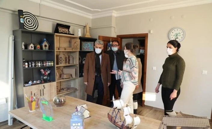 Vali Makas, Yeşilay Danışmanlık Merkezini ziyaret etti