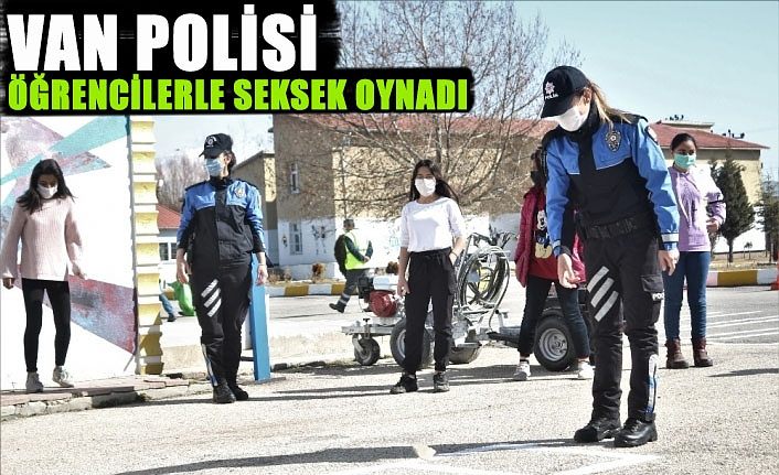 Van polisi öğrencilerle seksek oynadı