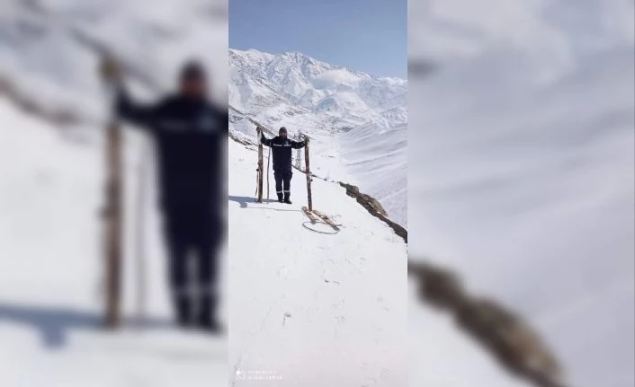 VEDAŞ ekipleri tahta kayaklarla arızaları gideriyor