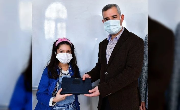Yeşilyurt’ta tabletler törenle hediye edildi