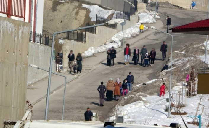 Yüksekovalılar yasağa rağmen sıcak havanın keyfini çıkardı