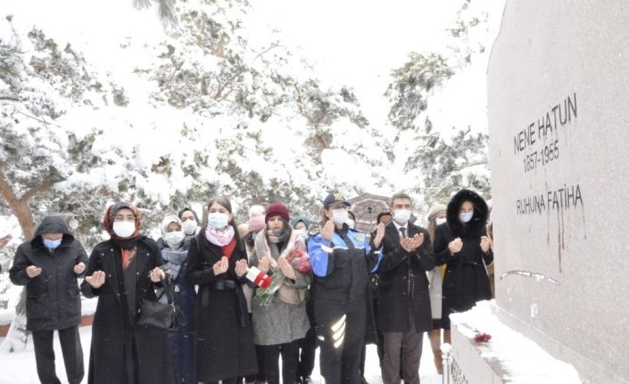 8 Mart Dünya kadınlar Günü’nde Nene Hatun mezarı başında anıldı