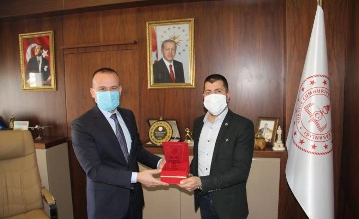 Ağrı Milli Eğitim Müdürü Tekin’den Yeşilay Ağrı Şubesine teşekkür plaketi