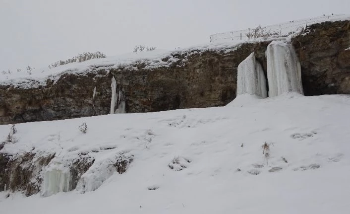 Ağrı’da su deposu dondu, buz kütleleri oluştu