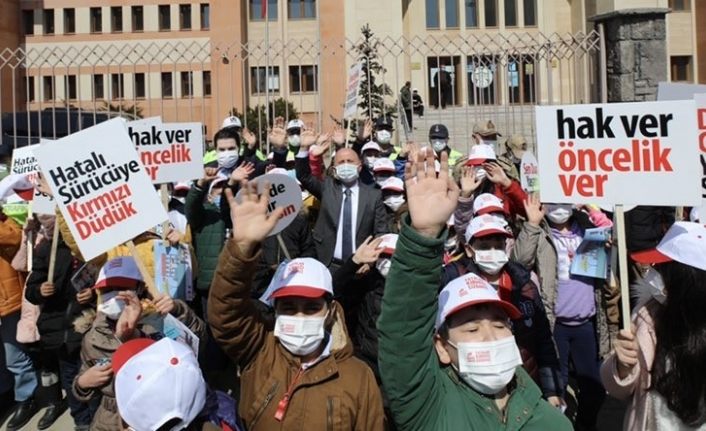 Ağrı’da “Yayalar Kırmızı Çizgimiz” sloganıyla kırmızı çizgi çekildi