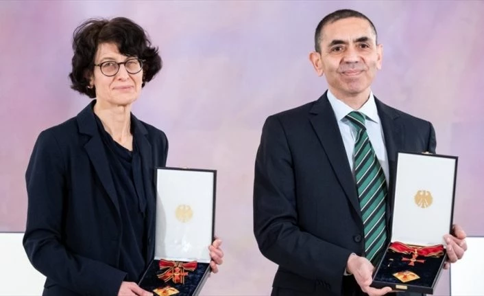 Almanya’da Prof. Dr. Uğur Şahin ve eşi Dr. Özlem Türeci’ye liyakat nişanı verildi