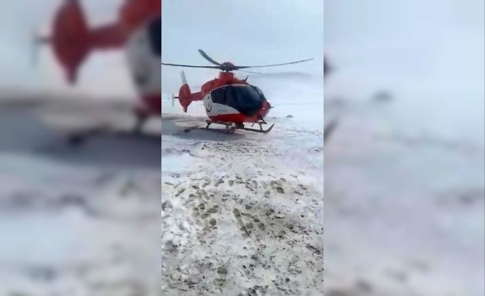 Ambulans helikopter köyde mahsur kalan hamile kadın için havalandı