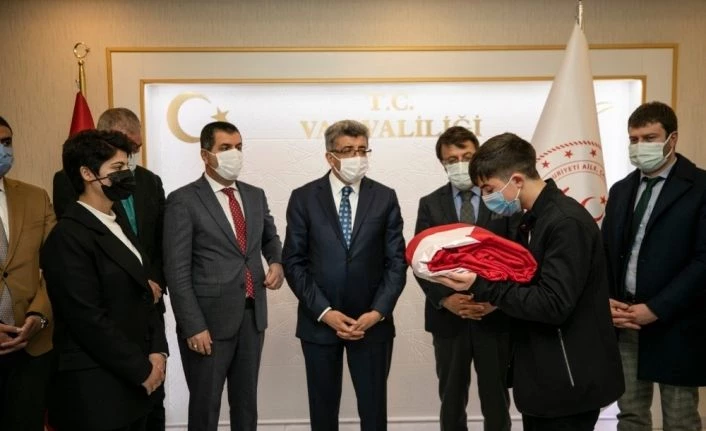 “Anadolu Gönül Yolu 81 Genç 81 Bayrak Projesi” kapsamındaki Türk bayrağı Van’a ulaştı
