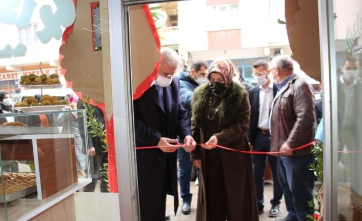 Antep’ten Oltu’ya tatlı getiriyorlar