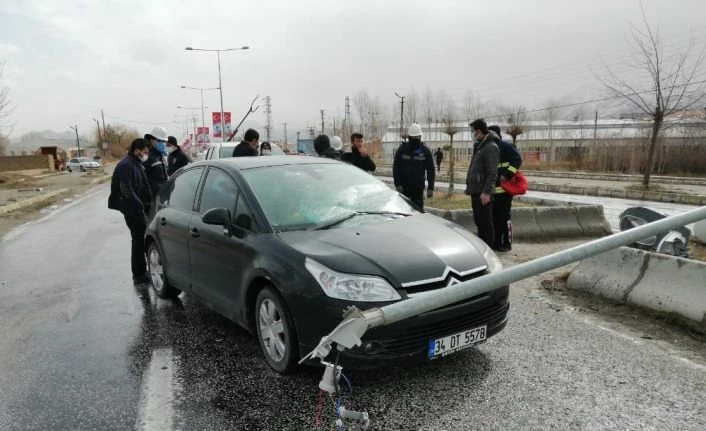 Aydınlatma direği seyir halindeki otomobilin üzerine devrildi