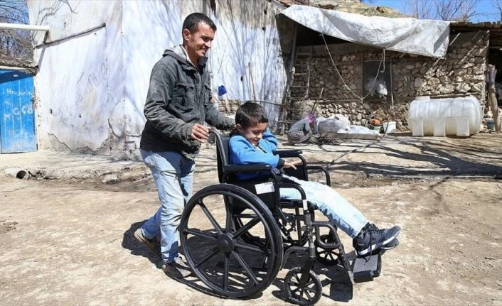 Babasının sırtında okula giden bedensel engelli Batuhan için yollar açılıyor