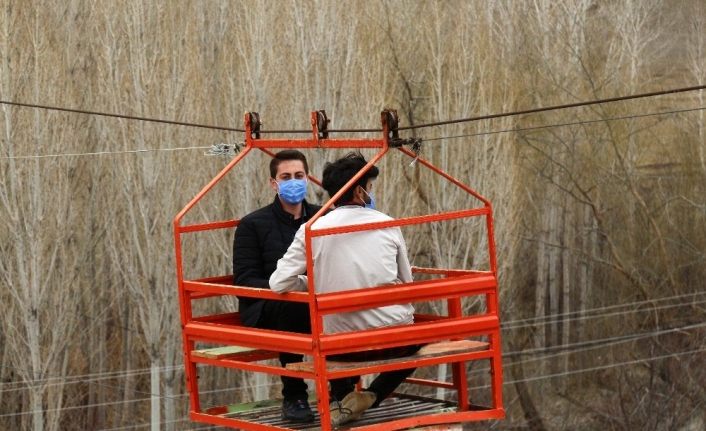 Van'da bahçelerine Karadeniz usulü teleferikle ulaşıyorlar