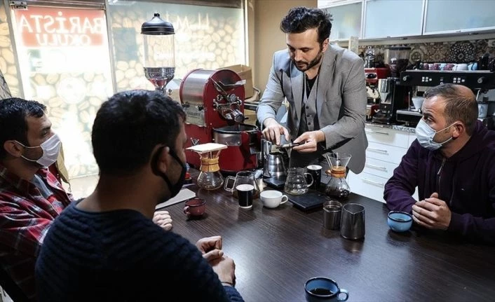 Barista eğitimi alan kimsesiz ve ihtiyaç sahibi gençler topluma kazandırılmak istiyor