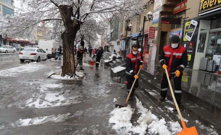 Belediyeden karla mücadele çalışması