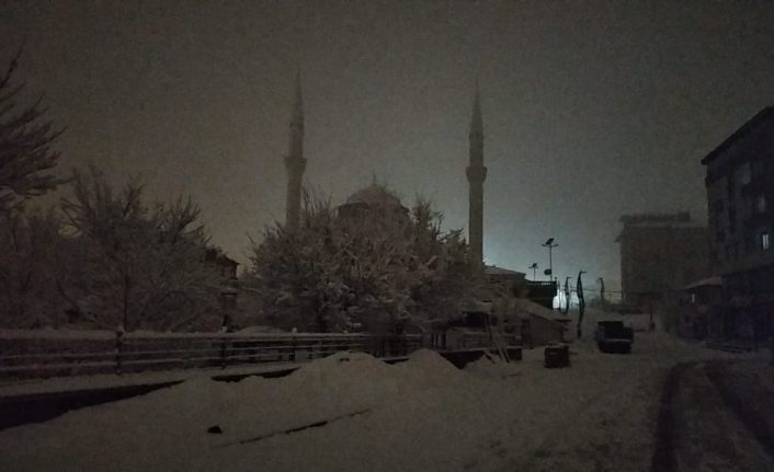 Bingöl Karlıova’da kar yağışı