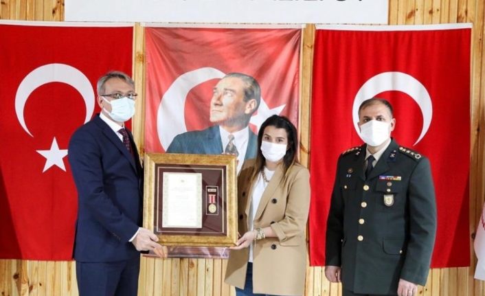 Bingöl’de idlib şehitlerinin ailelerine "Devlet Övünç Madalyası"