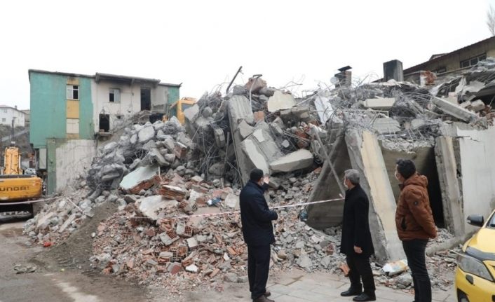 Bitlis Deresi’nin üstündeki iş yerlerinin yıkımı sürüyor