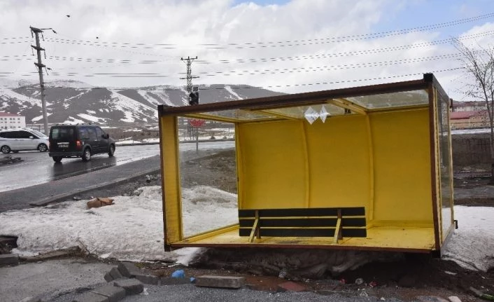 Bitlis’te fırtına çatıları uçurdu