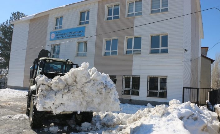Bitlis’te okul bahçeleri kardan temizleniyor
