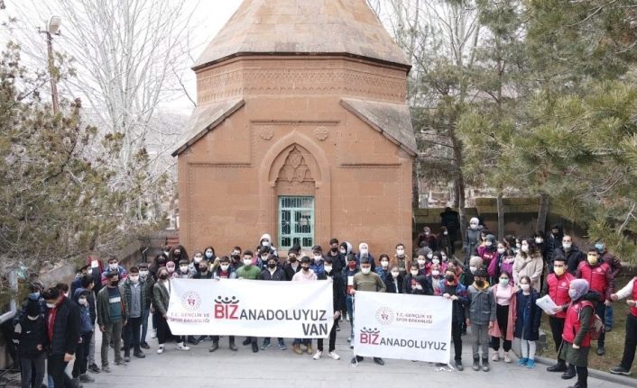 “Biz Anadolu’yuz” projesi kapsamında öğrenciler Ahlat’ı gezdi