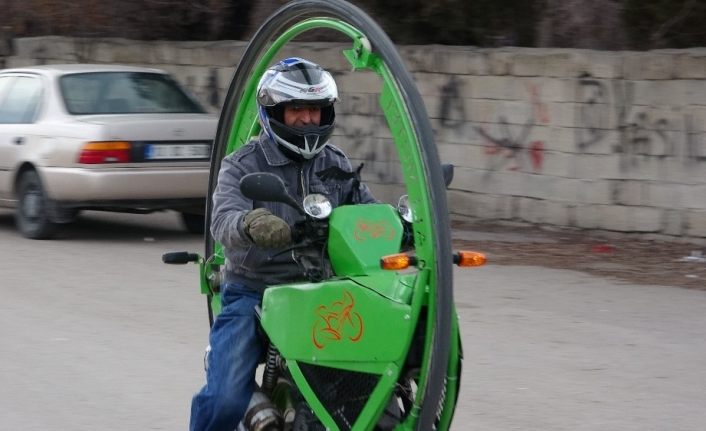 Van'daki bu motosikletin görüntüsü bilim kurgu filmlerini aratmıyor