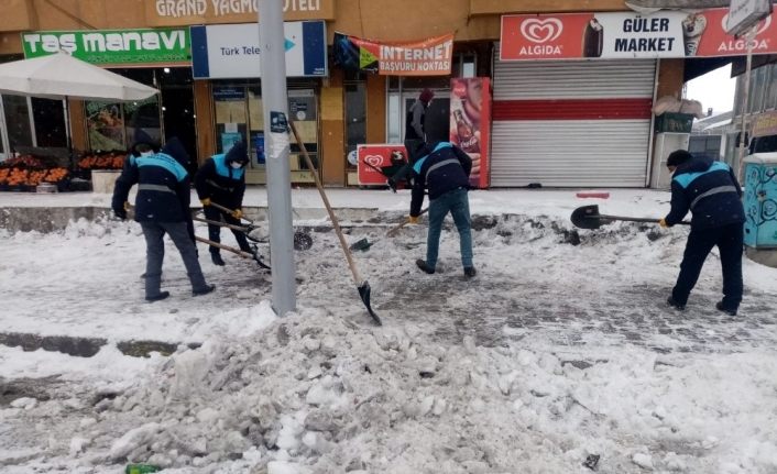 Çaldıran Belediyesinden kaldırım ve çatı temizliği