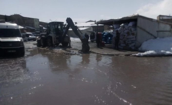 Çaldıran Belediyesinden kar suyu temizleme mesaisi