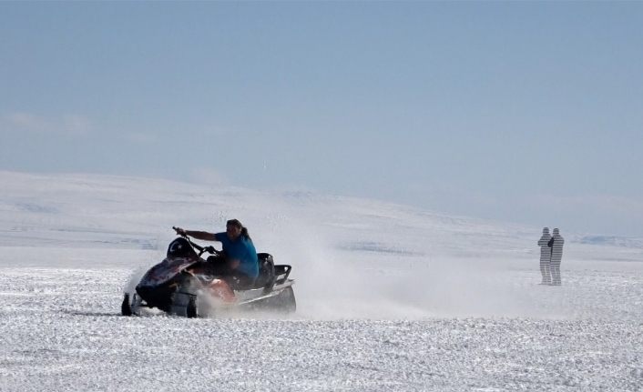 Çıldır’da buz üstünde kar motoru ile heyecanlı drift