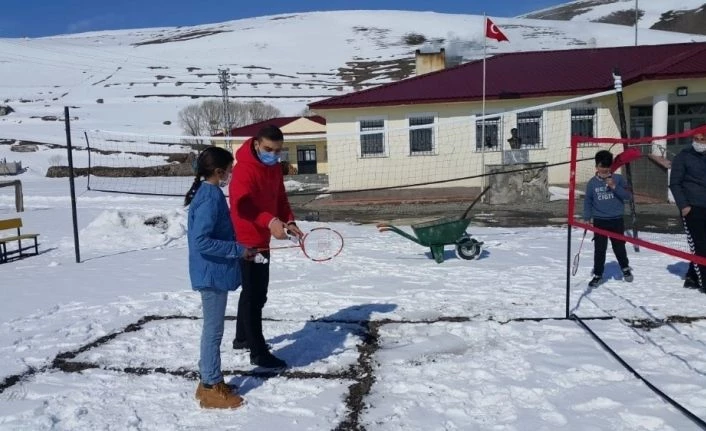 Çocuklar "Orda Bir Köy Var Uzakta" projesiyle ilk kez badminton ile tanıştı