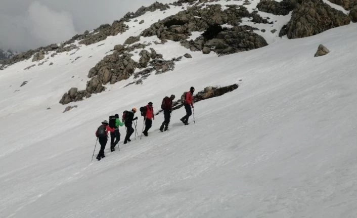 Dağcılar, 7 saatte 3 bin 180 rakımlı karla kaplı Mercan Dağları’na tırmandı