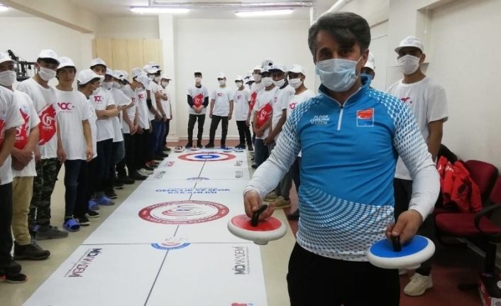 Devlet korumasındaki Afganlı çocukların Floor Curling heyecanı