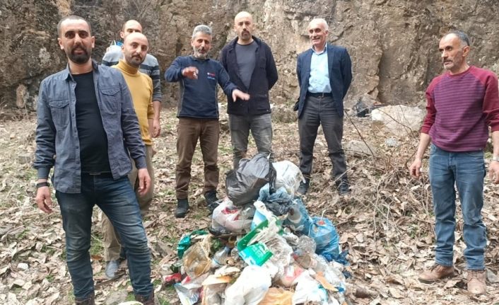 Duyarlı vatandaşlar piknik alanında çöp topladı