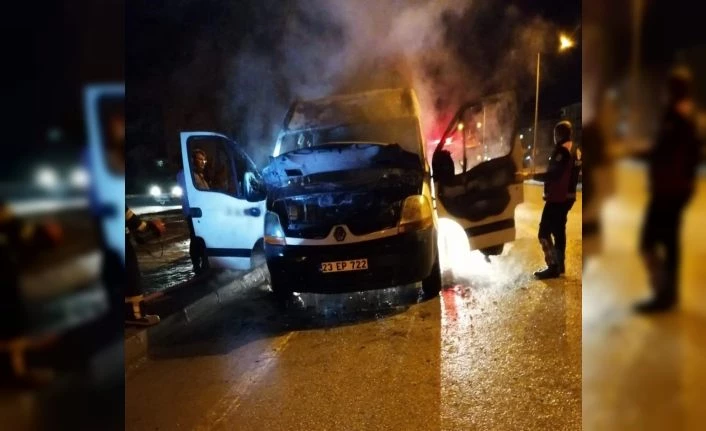 Elazığ’da seyir halindeki minibüs yandı