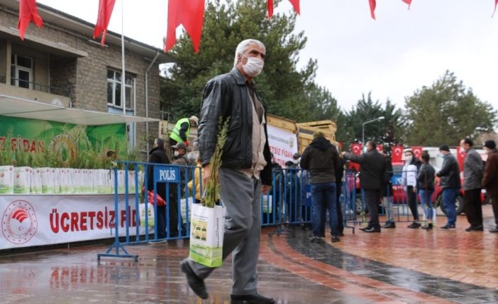 Elazığ’da vatandaşlara 5 bin adet ücretsiz fidan dağıtıldı