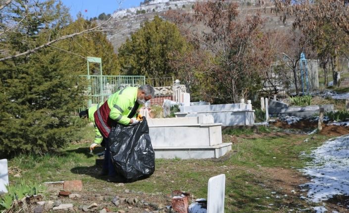 Elazığ’ın mahalle mezarlıklarında kapsamlı temizlik