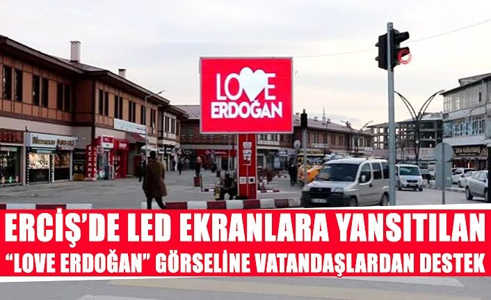 Erciş’de LED ekranlara yansıtılan “Love Erdoğan” görseline vatandaşlardan destek