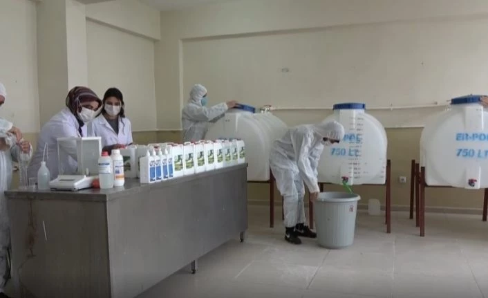 Erciş’teki öğrenciler 110 ton dezenfektan üreterek 2 milyon lira ciro yaptı