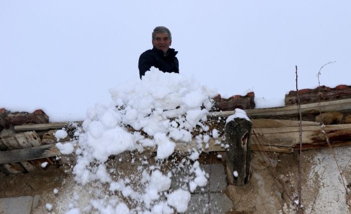 Erzincan merkezde yağmur, yüksek kesimlerde kar etkili oldu