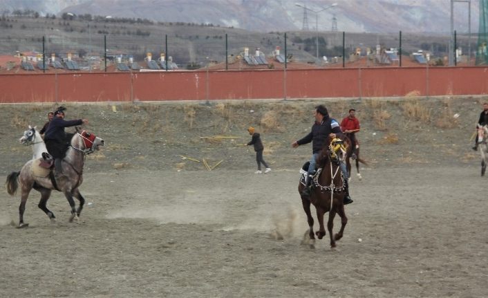 Erzincan’da atlı cirit heyecanı başladı