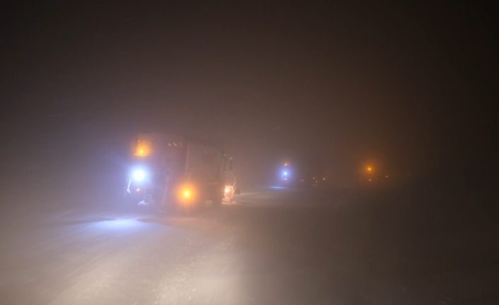 Erzincan’da karayolları ekiplerinin yoğun kar mesaisi