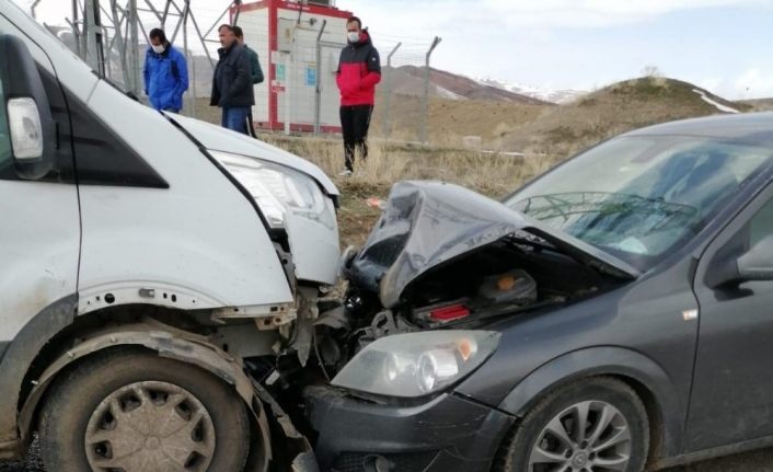 Erzincan’da trafik kazası: 3 yaralı