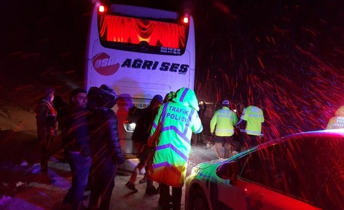 Erzincan’da yolcu otobüsüyle tır çarpıştı: 4 yaralı