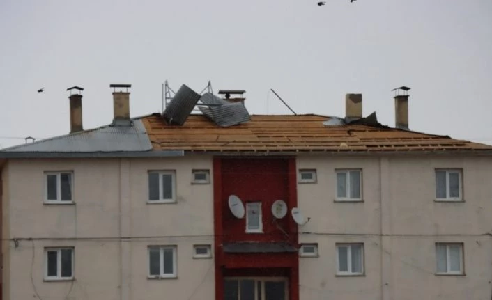 Erzurum’da fırtına çatıları uçurdu