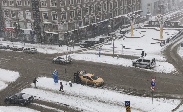 Erzurum’da kış geri döndü