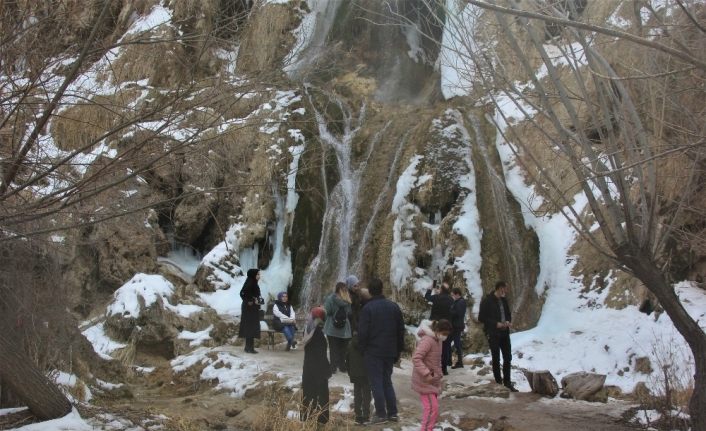 Girlevik Şelalesi tatilcilerin ilgi odağı